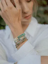 Pulsera tejida a mano con cuentas originales MIYUKI en tonos de beige, verdes y dorado. Ajustable.