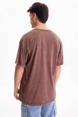 Remera oversize de manga corta y cuello redondo, confeccionada en algodón con acabado lavado estilo vintage.