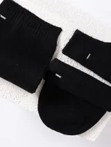 Set de accesorios de invierno en color beige melange, compuesto por un gorro tipo beanie de punto acanalado, un par de guantes de punto y una bufanda de punto con terminación acanalada.