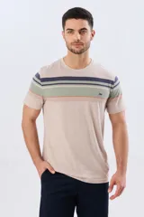 Remera de algodón y poliéster color verde militar con diseño de rayas horizontales en tonos azules, blancos y celestes en la parte superior del pecho. Cuenta con cuello redondo y mangas cortas.