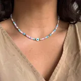 Collar corto de cuentas de cristal checo de 4mm en tonos celeste, lila, rosa y dorado, con dije central de ojo turco.