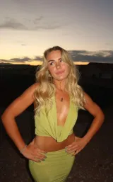 Conjunto de dos piezas color verde lima brillante, compuesto por un top anudado con escote profundo en V y una falda midi ajustada.