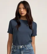 Blusa básica de cuello redondo y manga corta con detalle de dobladillo, confeccionada en tejido de viscosa con elastano.