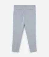 Pantalón de vestir gris claro, corte slim, con trabillas para cinturón, cierre tradicional, bolsillos laterales y traseros.