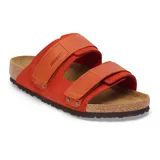 Sandalia Birkenstock modelo Uji, color naranja, con diseño de dos correas ajustables con cierre de velcro y base de corcho anatómica.