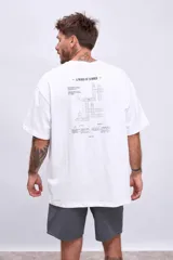 Remera blanca de corte holgado con estampado pequeño en el pecho.