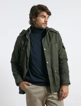 Campera de abrigo estilo parka, color verde militar, con capucha desmontable, cierre frontal con botones y múltiples bolsillos funcionales en pecho, cintura y manga.