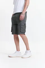 Bermuda cargo negra de tela resistente con pasacinto.