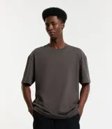 Remera de corte relaxed, confeccionada en algodón de tejido grueso con cuello redondo y mangas cortas.