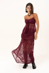 Pollera larga de encaje color bordó, con diseño transparente y volado en el ruedo.