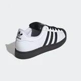 Championes Adidas Superstar II, blancos con detalles en negro, incluyendo las tres tiras laterales y la puntera de goma. Cordones negros y suela negra.