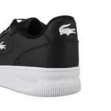 Championes Lacoste modelo L001 Set, de diseño urbano en color negro con suela blanca. Presenta el logo del cocodrilo bordado en el lateral y el nombre de la marca grabado en la suela.