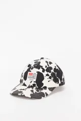 Gorra de béisbol con estampado de vaca en blanco y negro, con parche frontal de Levi's Western Wear y Pixar.