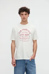 Remera de manga corta color blanco con estampa tipográfica frontal en tono rojo, de calce clásico y cuello redondo.