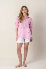 Camisa blanca de manga larga con bordados de motivos playeros.