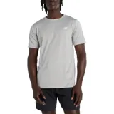 Remera deportiva New Balance Sport Essentials Utility, color gris melange, de manga corta, cuello redondo y calce clásico. Presenta el logo de la marca estampado en el pecho.