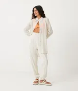 Pantalón carrot de algodón con cintura alta elástica y rayas verticales multicolores.