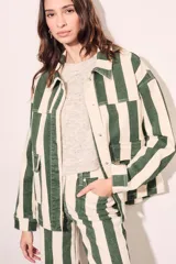 Sobrecamisa oversize con estampado a rayas verticales verdes y blancas, con cuello clásico, cierre frontal con botones y bolsillos de parche en el pecho.