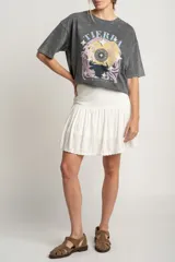 Remera gris con estampa de la palabra "Tierra" y signos zodiacales.