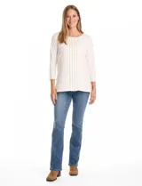 Blusa de modal marca Ruby Rd. con cuello a la base y mangas tres cuartos. Presenta un detalle frontal vertical de puntilla con tachas decorativas.