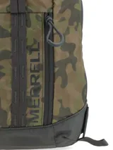 Mochila tipo morral de un solo hombro Merrell, con estampado camuflado en tonos verdes y marrones. Cuenta con cierre frontal vertical, panel trasero de espuma EVA y correas ajustables para uso ambidiestro.