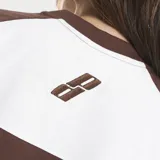 Remera de algodón con corte oversize, color marrón con paneles laterales en blanco. Presenta logo bordado en el pecho y en la espalda.