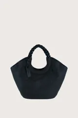Bolso de mano tipo tote con diseño estructurado y textura tejida. Cuenta con asas superiores trenzadas y un detalle de etiqueta colgante de cuero sintético.