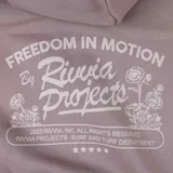 Canguro con capucha color lila con logo de la marca Rivvia Projects estampado en el pecho.