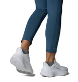 Championes de trail running Columbia modelo Konos Elevate, color blanco. Presentan un diseño técnico con capellada de malla transpirable, entresuela de espuma TechLite+ para amortiguación reactiva y suela Omni-Grip con dibujo adaptativo para tracción en diversos terrenos. Incluyen sistema Navic Fit para mayor estabilidad en el talón.