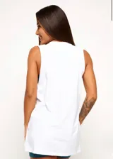 Musculosa de algodón con corte amplio, cuello redondo y sisas laterales amplias que permiten mayor libertad de movimiento.