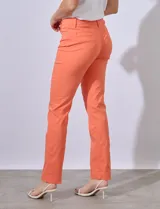 Pantalón blanco de gabardina elastizada, marca Zac & Rachel. Con pretina con pasadores, botón y cierre. Delantera con tres bolsillos. Trasera con bolsillos ojal.