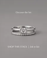Anillo de acero con piedra central cuadrada y circonitas incrustadas en el aro.