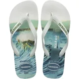 Ojotas Havaianas con base blanca y celeste con diseño de olas, tiras blancas con diseño en relieve y logo de la marca en la base.