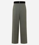 Pantalón de sastrería modelo wide leg color verde militar, confeccionado en crepé. Presenta pliegues delanteros, cintura con trabillas e incluye un cinturón de gamuza a tono.