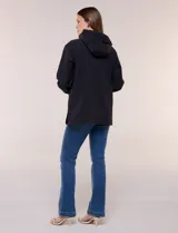 Gabardina estilo parka impermeable de color beige, con capucha fija con cordón ajustable, cierre frontal oculto con broches y bolsillos laterales.