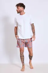 Short de baño con estampado floral en tonos rosados y azules, con cintura elástica y cordón ajustable.