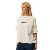 Remera de manga corta Rip Curl modelo Sunset Beach Raglan Boxy, color beige con calce holgado y estampado frontal con el logo de la marca en tonos oscuros y rosados.