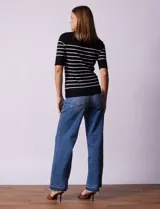 Buzo de punto fino Cable & Gauge, color negro con rayas horizontales blancas, manga corta y cuello redondo.