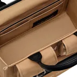 Bolso tipo tote bag Marc Jacobs modelo The Cargo Canvas Medium Tote Bag, de lona color tostado con detalles en negro. Cuenta con múltiples bolsillos frontales, asas superiores de cuero y correa de hombro ajustable y extraíble. Presenta la inscripción "THE TOTE BAG" y el logo de la marca bordados en el frente.