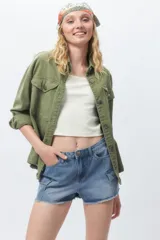 Short de jean de tiro alto, color celeste, con bolsillos delanteros y traseros, y detalle de roturas.