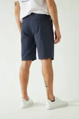 Bermuda de hombre color marrón con estampado de lunares pequeños, corte chino, con pasacintos, cierre frontal y logo metálico pequeño en la parte trasera.