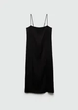 Vestido midi negro de tejido fluido con tirantes finos, escote cuadrado y abertura lateral.