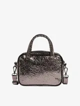 Bolso compacto Adidas de diseño funcional con acabado metalizado texturizado. Cuenta con cierre de cremallera, manijas superiores, correa ajustable y desmontable, y el logo del trébol distintivo en el frente.