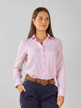 Camisa de corte tradicional con cuello camisero, cierre frontal de botones y mangas largas con puños abotonados.