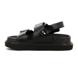 Sandalias negras con plataforma y tiras anchas con hebillas plateadas.