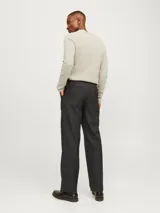 Sweater de manga larga con cuello redondo, confeccionado en tejido de punto con textura estructurada. Presenta un diseño minimalista con un pequeño parche de marca en el ruedo inferior.