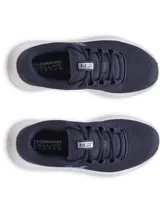 Championes de running Under Armour modelo Charged Surge 4, color azul marino con detalles en celeste. Presentan una parte superior de malla transpirable con refuerzos sintéticos, entresuela Charged Cushioning para mayor amortiguación y suela de goma resistente.