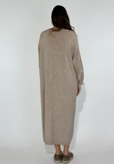 Vestido midi negro de corte amplio, con mangas 3/4 y escote en V.