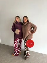 Pantalón oxford de viscosa con diseño estampado geométrico bicolores, tiro alto y calce ajustado en la parte superior con botamanga acampanada.