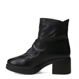 Bota corta de cuero negro con textura granulada, cierre lateral y taco cuadrado de altura media con suela track.